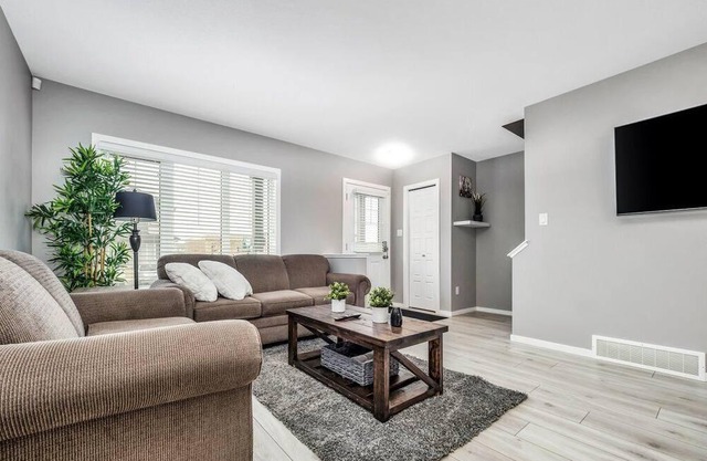 Modern & Spacious 4-BR, 3.5 Bath, Townhouse