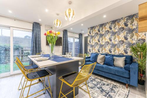 Modern & Spacious 4 Bedroom Home in Coventry