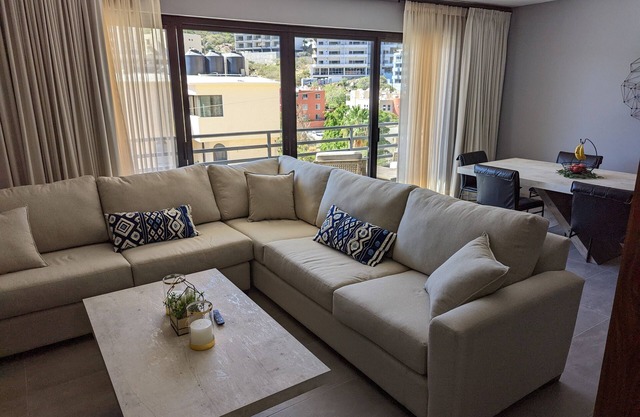 Modern, spacious condo w/pool. Close to Downtown.