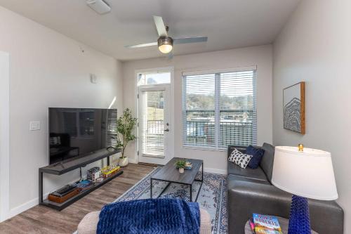 Modern Stay Close to Dining & Entertainment