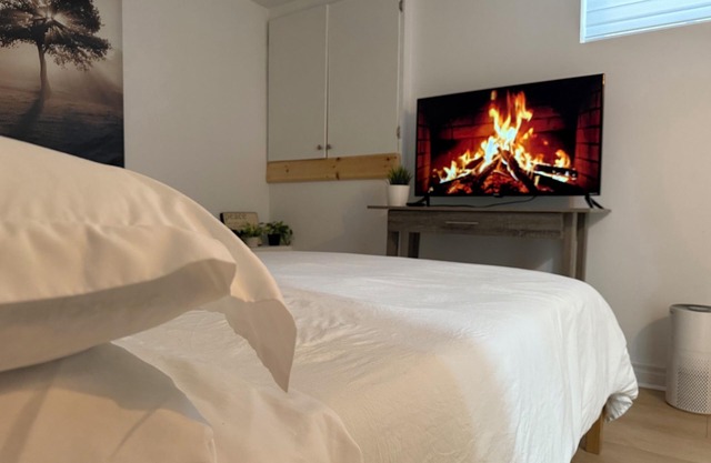 Modern stay Minutes from YYZ and Rogers Centre with own washroom&kitchen