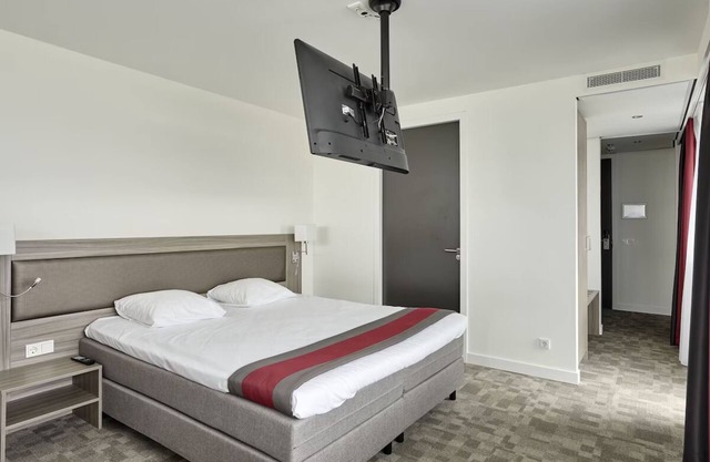 Modern Stay with Parking, Dining & Easy Airport Walk!