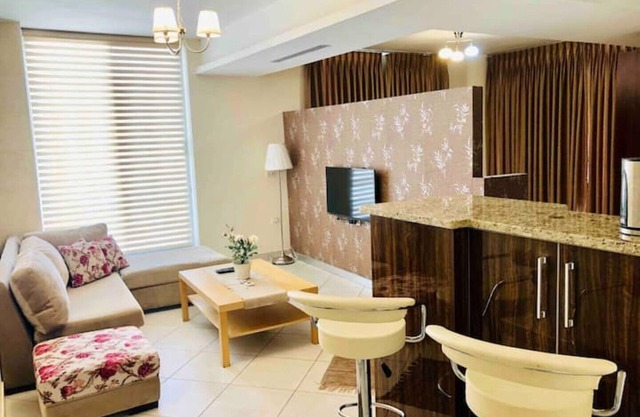 Modern studio 13 mins away to downtown - few steps to great food, cafes, shops