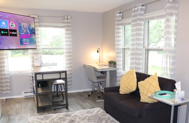 Modern Studio 2 mins to Downtown Oswego