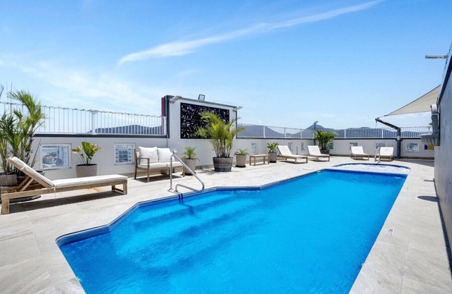 Modern Studio in Cairns | Balcony, Rooftop Pool & Prime Location!