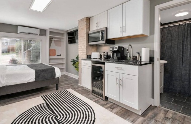 Modern Studio in Trendy Neighborhood Near Downtown