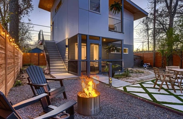 Modern Studio in Walkable Holly District-ACL-UT-F1