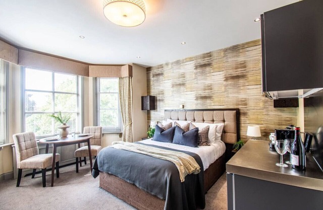 Modern Studio: Walk-In Shower, Gym Access & WiFi