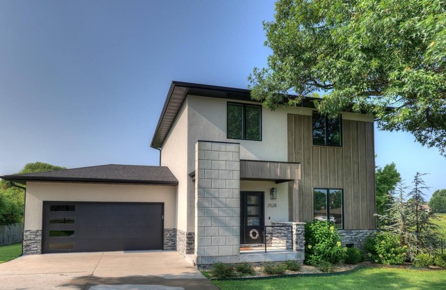 Modern Style Home Located in the Heart of Joplin!