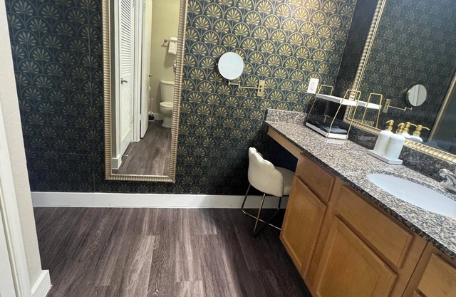 Modern, Stylish Apartment Fast WiFi, Fitness Center, Prime Location