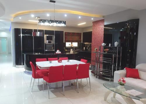 Modern, stylish & comfortable 3 bedroom apartment with jacuzzi and private yard with barbeque