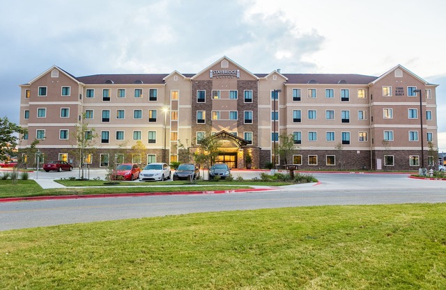 Modern Suite Close to the University of Texas | 24 Hour Business Center + Heated Outdoor Pool