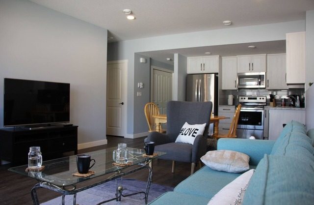 Modern Suite in Beautiful Neighborhood