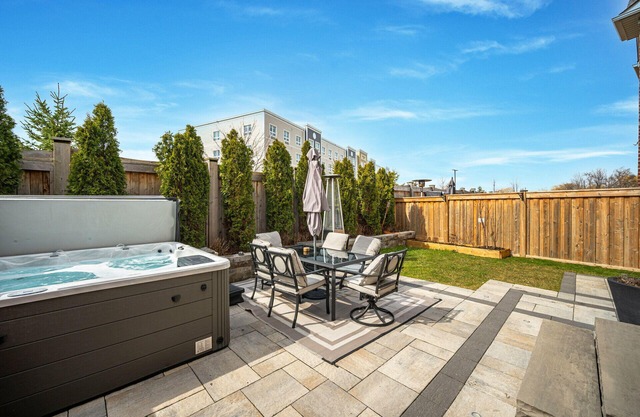 Modern Townhouse in quiet neighbourhood w/Basement Arcade and Outdoor Hot-tub