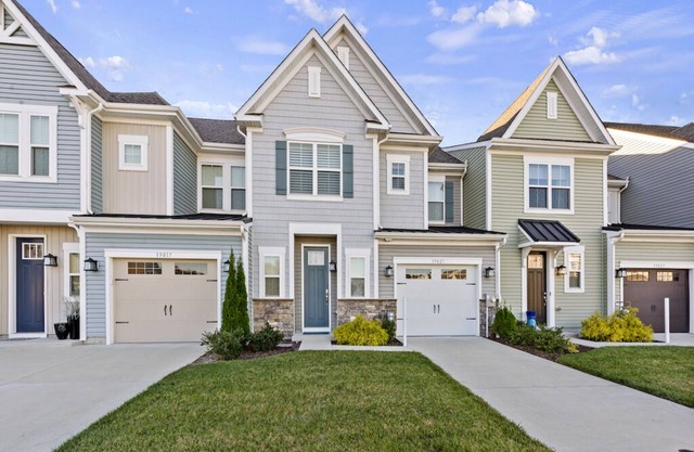 Modern Townhouse w/Pool Gym & Tennis, Near Beach