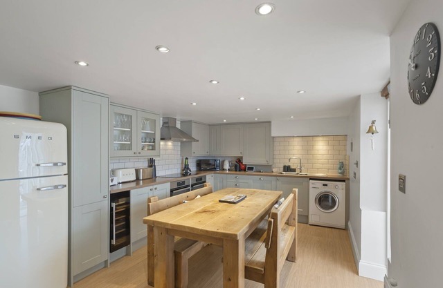 Modern Townhouse w/Private Parking, Dartmouth