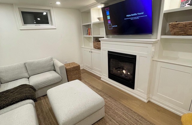 Modern unit close to GO & lake + hot tub fireplace