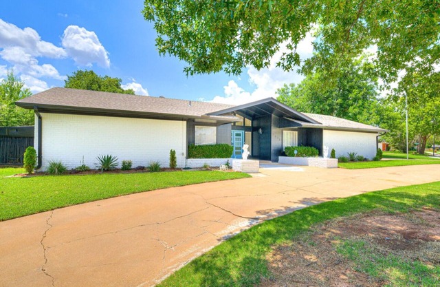 Modern Urban Retreat With Hot Tub. Close to major popular restaurants. n