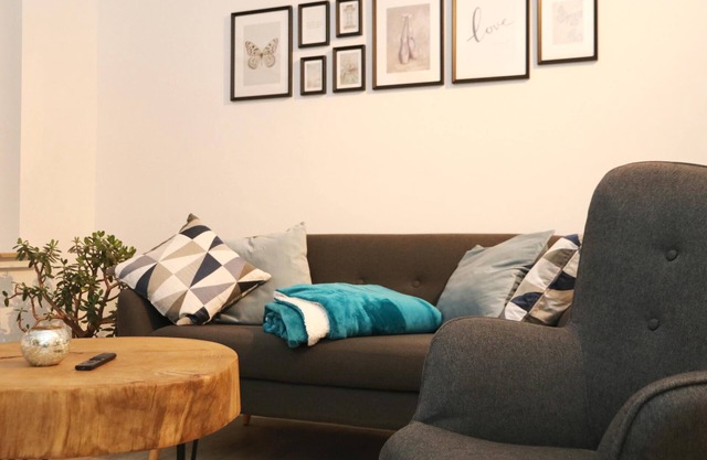 Modern vacation apartment (50 sqm) for up to 3 people with south-facing balcony and view of the Hillebachsee (lake view)
