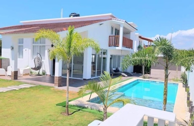 Modern Villa by the Beach, Private Pool, Wifi, AC, @drvacationsrental