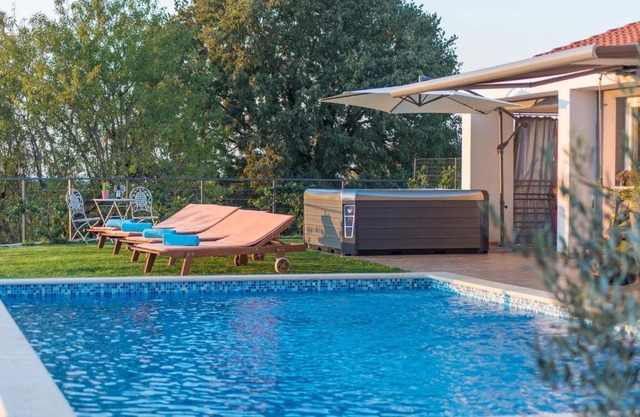 Modern Villa di Rovigno with Pool, Hot Tub and Sea View