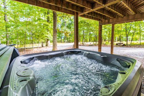 Modern w Fire Pit Deck, Grill & Hot Tub