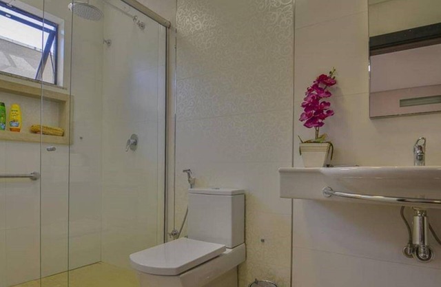 Modern whole house with pool close to tourist attractions