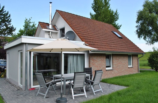 Modernes Ferienhaus mit Blick auf den Deich