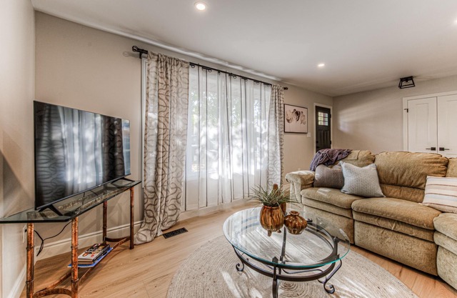 Modish 2 bedroom retreat-one block from Elora's vibrant & bustling downtown core