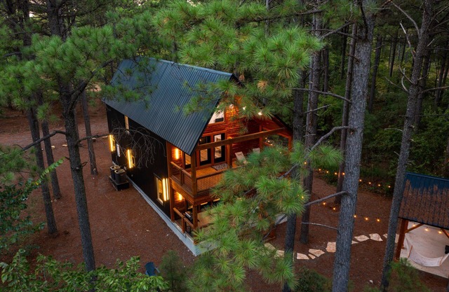 Mojave in the Pines - New Luxury Cabin in Hochatown Sleeps 4