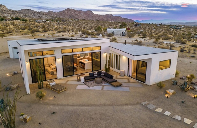 Mojave Villa: Desert Retreat with 360° views+Hot Tub+Designer Interior/Landscape