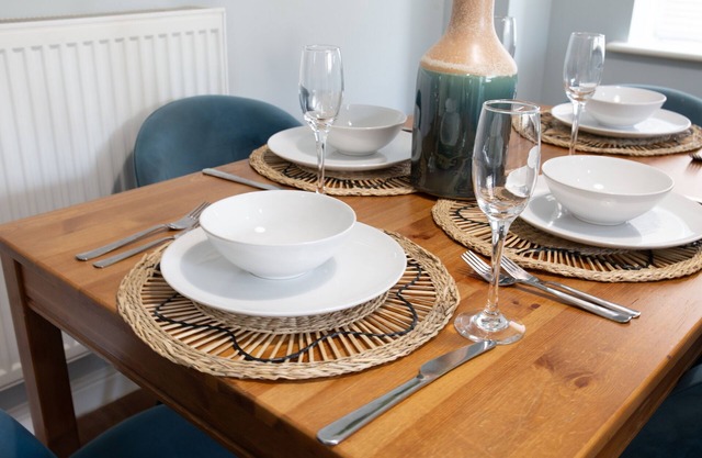 Mon Bank II* Sleeps 5* Parking*Contractors*Groups
