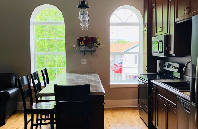 Mona K's-Little Green Rental