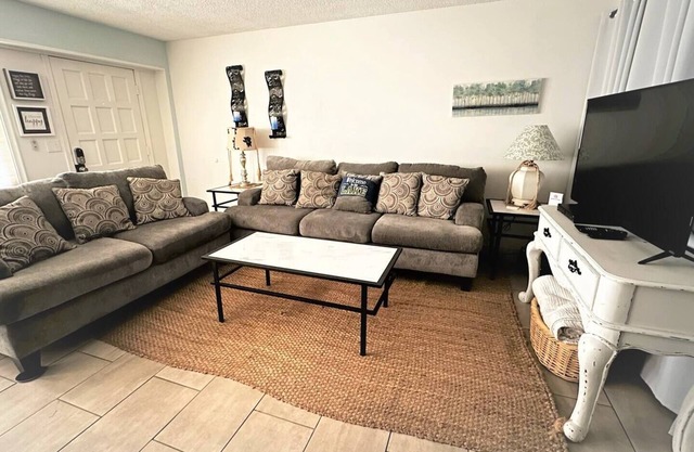 Monkey Island Bungalow ~ Pool ~ Golf~ Dogs welcome