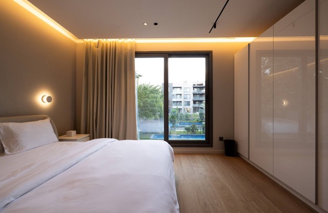 Monochrome - 3 Bedroom - Garden View - FF