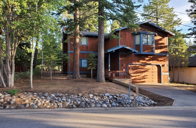 Montgomery Estates Cabin Minutes Away from Heavenly Ski Resort and Tahoe Beaches