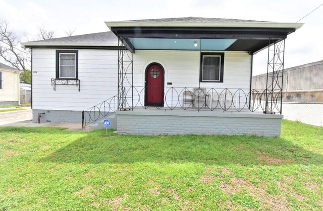 Month to Month Charming 2-bedroom home in the center of New Orleans