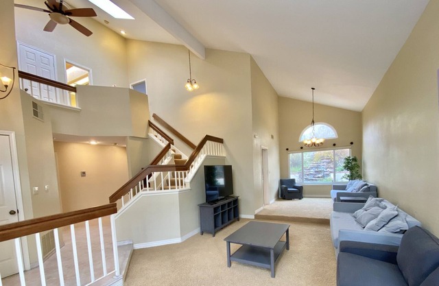 Monthly Rental Big 4br/3ba with vaulted ceilings