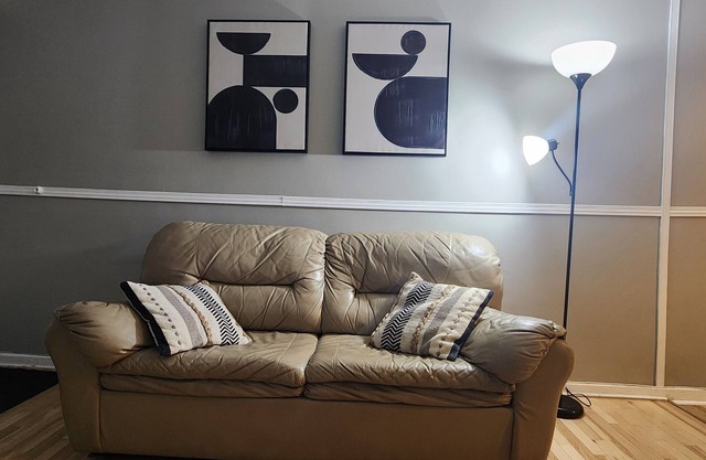 Montreal Comfy Basement Near Transportation services. 1 queen bed 1 sofa bed.