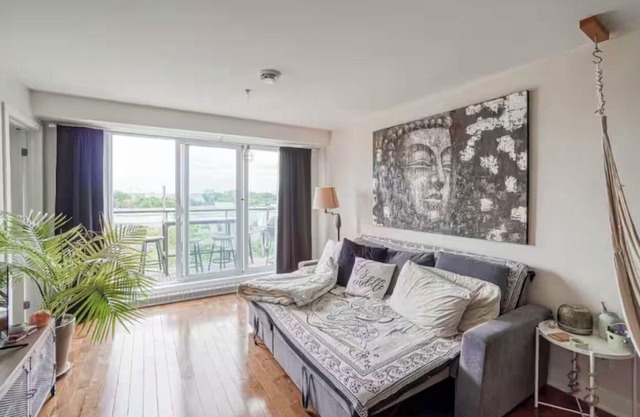 Montreal Skyline Sanctuary – Chic & Cozy Living