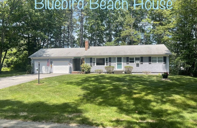 Moody Beach is only a 1/2 mi walk away! Located in a Quiet Neighborhood.