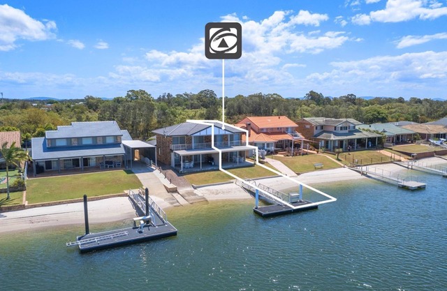 Moondance 2 - Canal front duplex