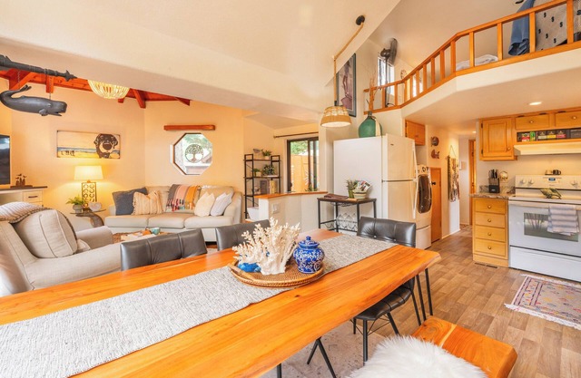 Moondance Cottage - Steps from the Chetco River