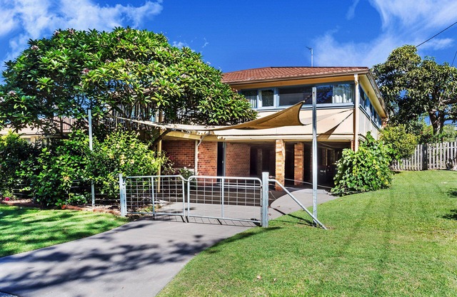 Moondoggie a 4 Bedroom Beach House, a stones' throw from the beach and park