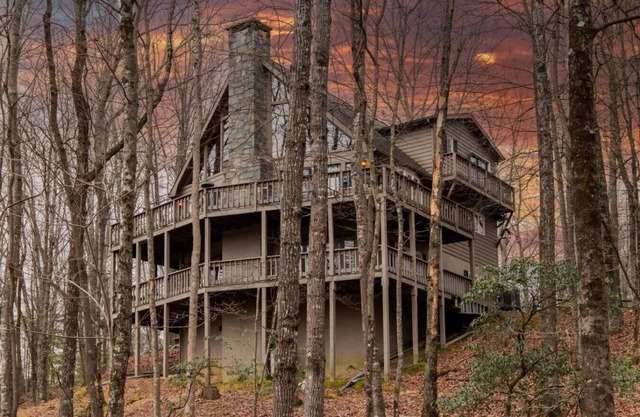 Moondust Lodge - Sleeps 8 - Wrap Around Porch - C