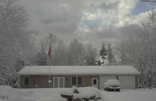 Moore Big House. Near snowmobile trail, ski places, 15 miles from 2 major cities