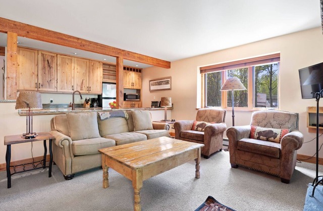 Moose Caboose - Cozy, Updated 1BR/1 BA First Floor End Unit Condo Close to JHMR