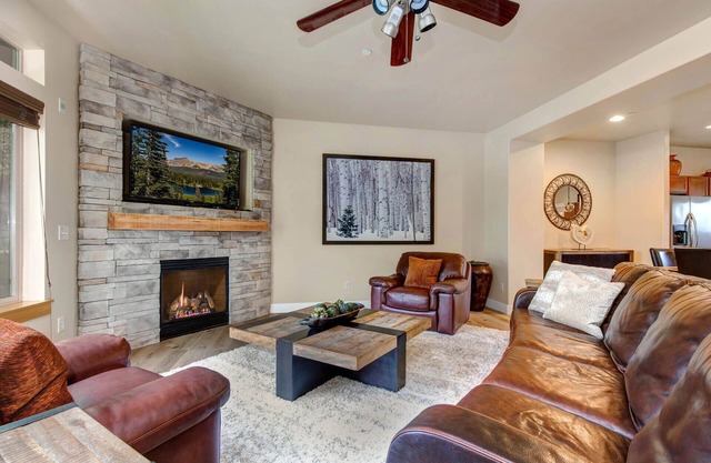 Moose Mgmt at Bear Hollow 5610: Pvt. Hot Tub-Balcony with Grill-Free Shuttle