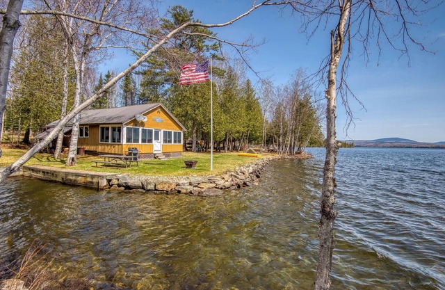 🐾 Mooselodge | Cozy Cabin on Rangeley Lake, Pet Friendly