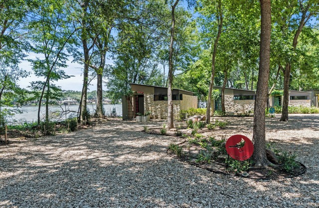 Mordern, Lakeside Cottage on a Private Peninsula w/Saltwater Pool, Pickleball
